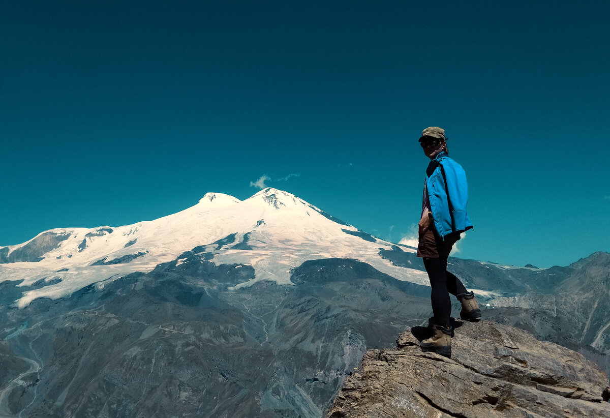 Вид на Эльбрус с горы Чегет: акклиматизационный выход на 3000 м. Фото автора.