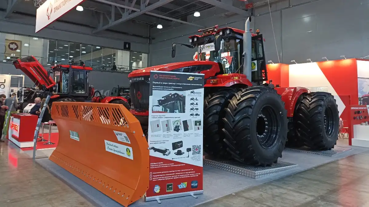 Фото: glavpahar.ru   Экспозиция обновленных тракторов Кировец на выставке АГРОСАЛОН-2022