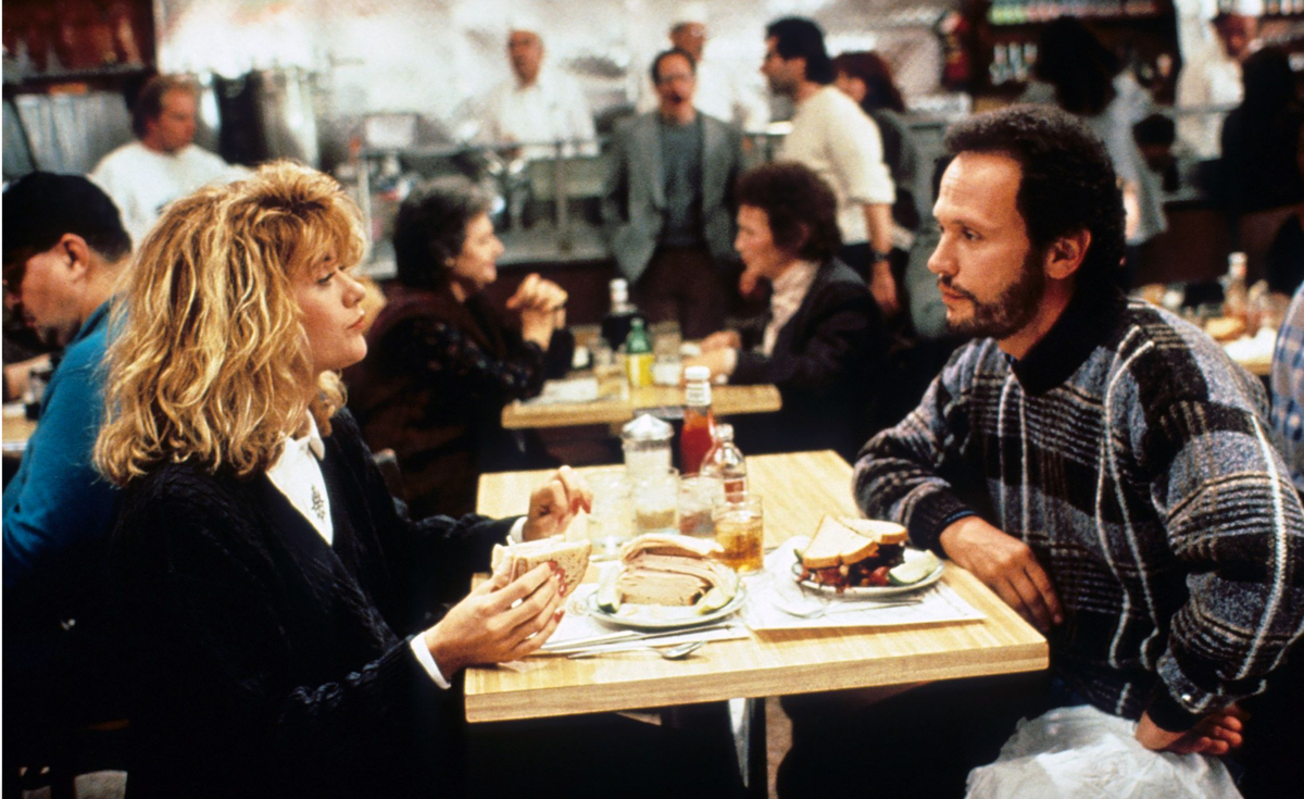 Знаменитая сцена из фильма "Когда Гарри встретил Салли" , где Мэг Райан устраивает представление в ресторане