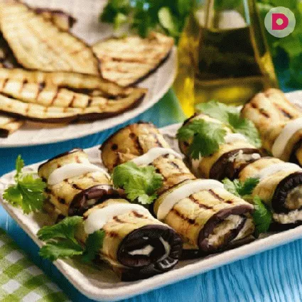 Баклажаны отличаются полезными свойствами, к тому же они очень вкусны и питательны. Попробуйте приготовить из них рулетики с сыром. Такое блюдо можно подать на праздничный стол в качестве закуски.