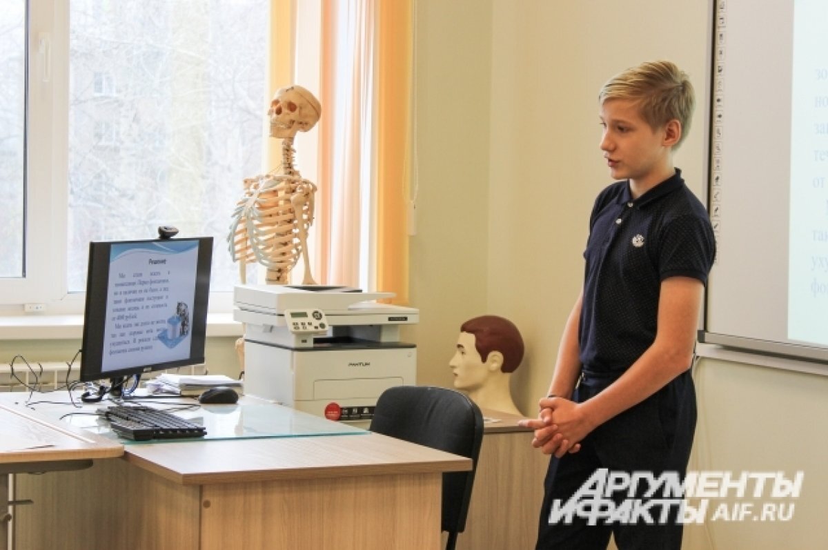    Школьник Егор Копытов создал поилку, которая очищает воду, чтобы сохранить здоровье домашнему питомцу.