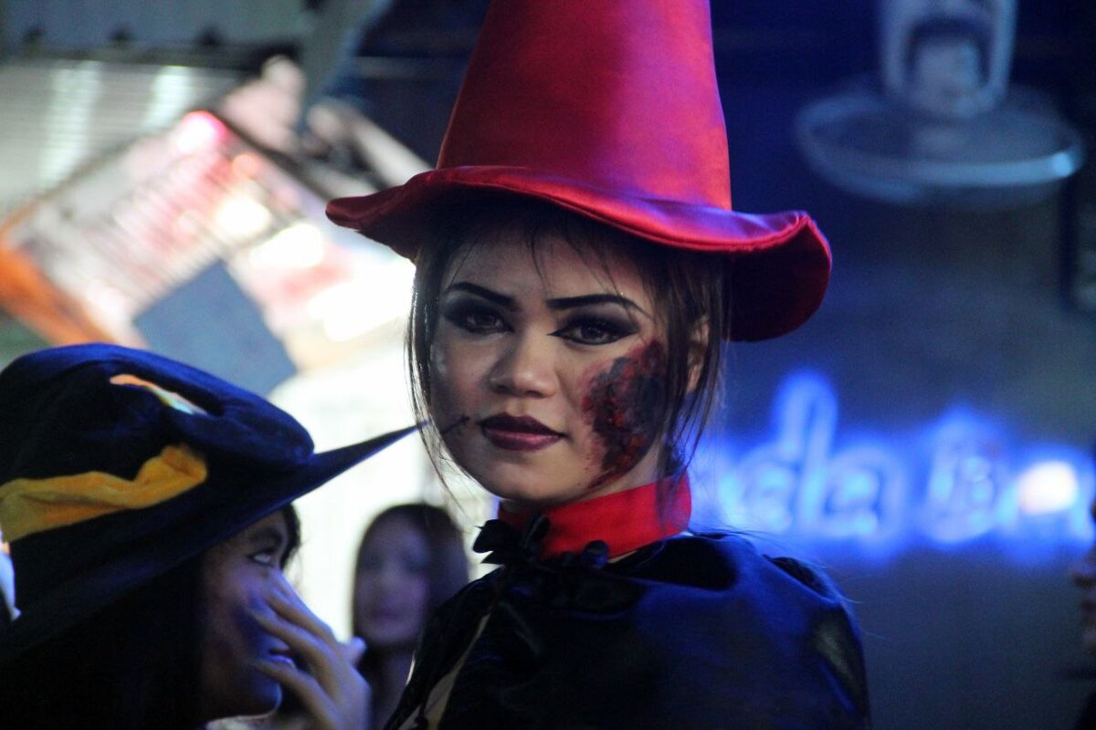 Девушка, кажется, приехала из Хогвартса. Фото: Виктория Минаева.