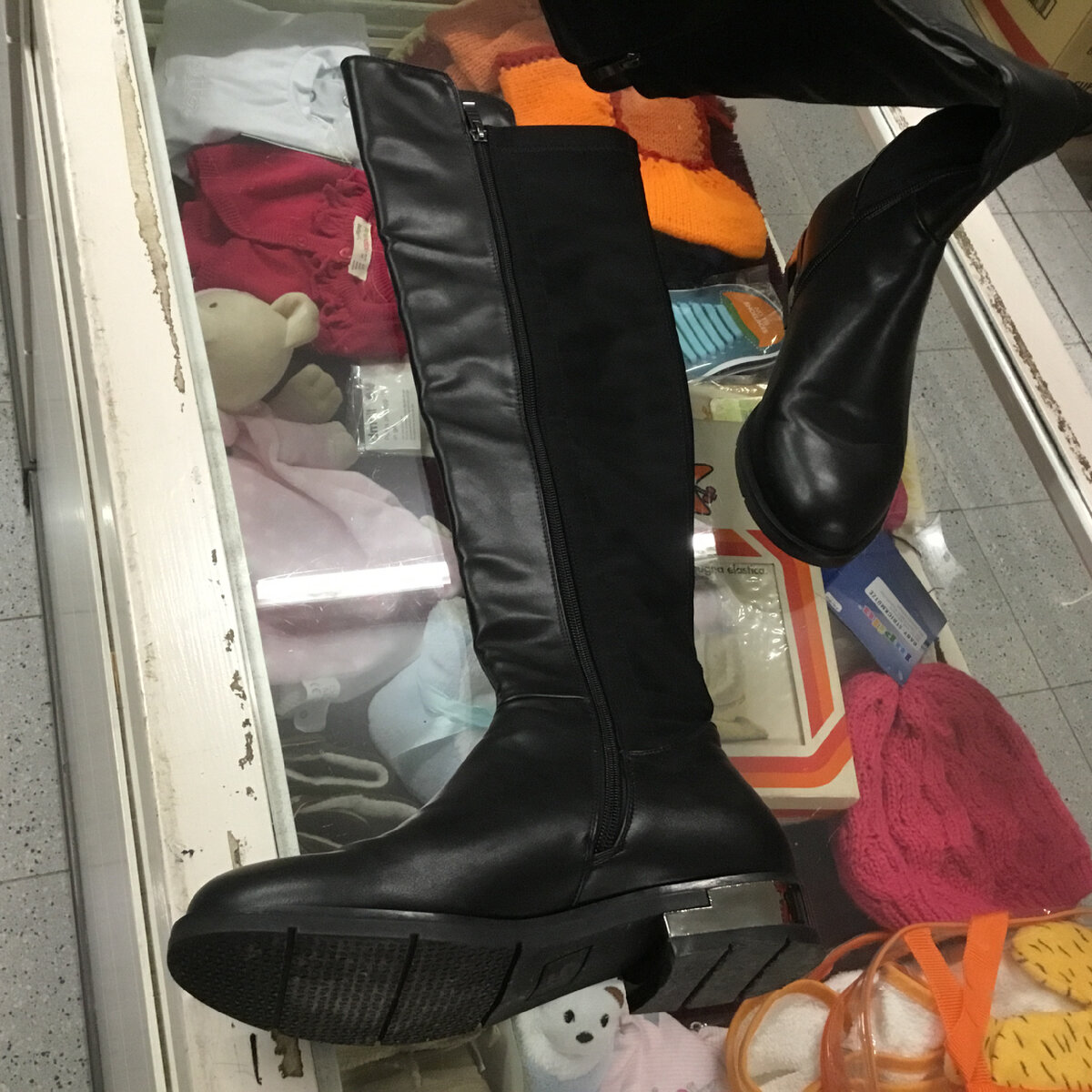 Сапоги стоят 15 евро. Состав сырья — экологическая кожа и эластичный трикотажный материал. 