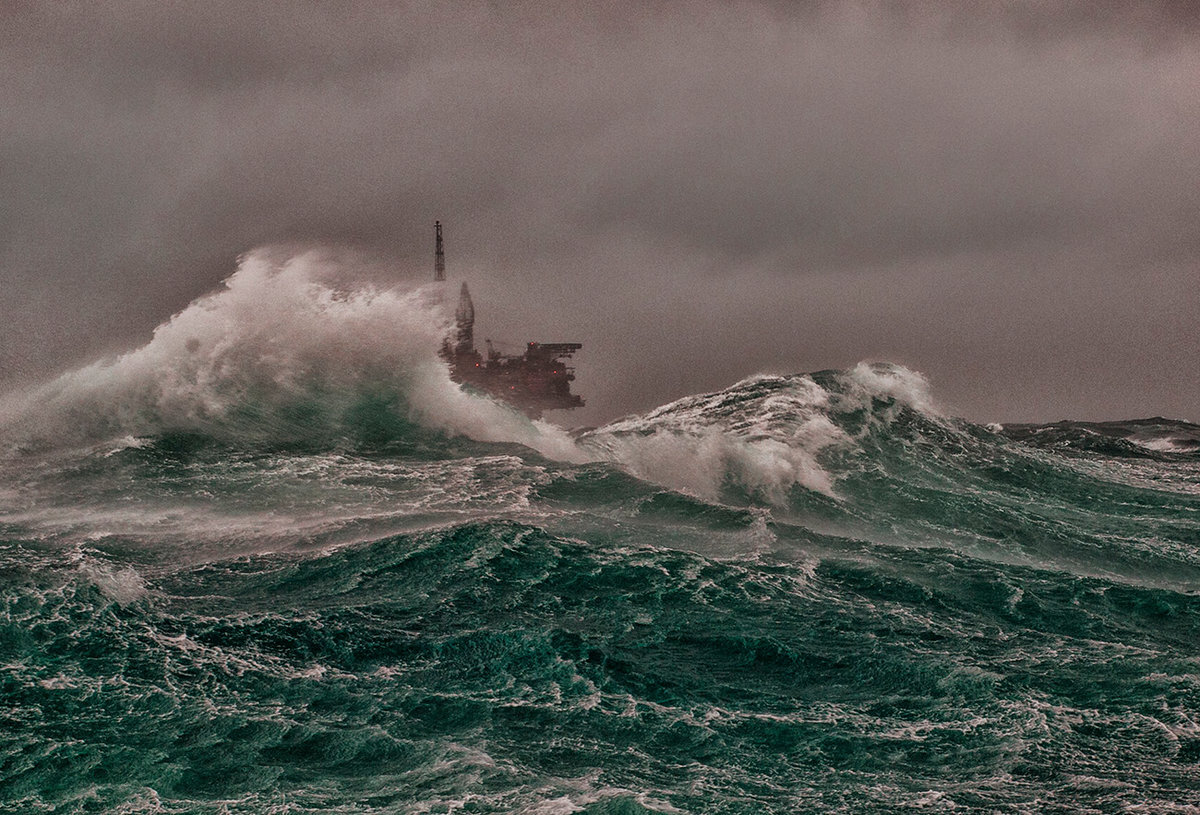 Море во время шторма фото