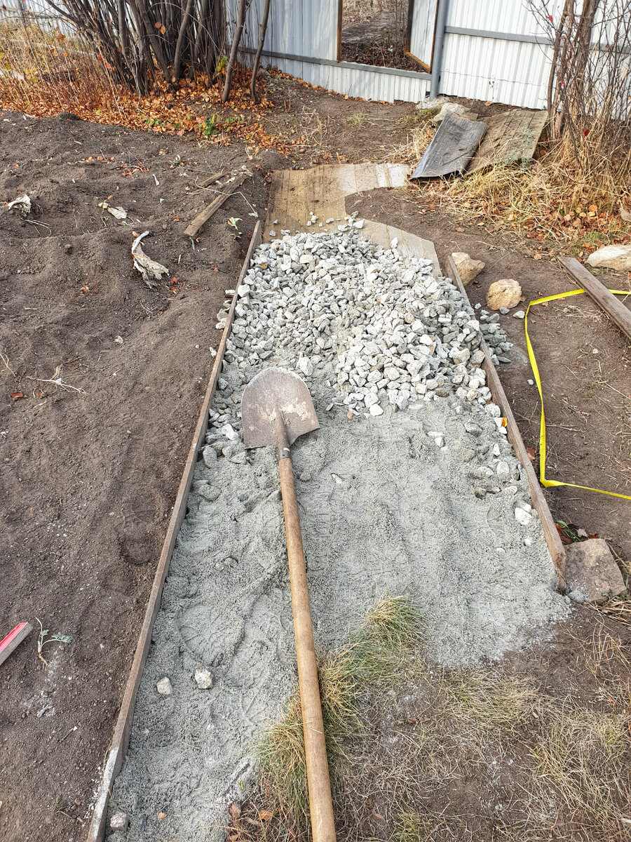 Где смог, эту самую подкладку от сорняков подпихнул