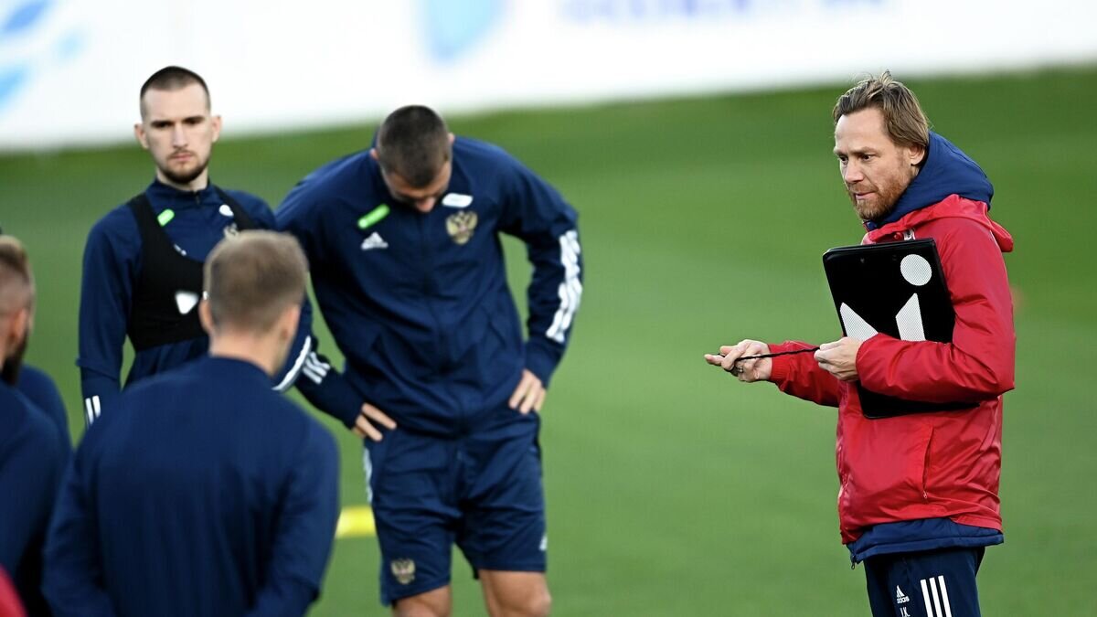    Главный тренер сборной России по футболу Валерий Карпин и игроки национальной сборной России по футболу во время тренировки на учебно-тренировочном сборе в Новогорске перед проведением товарищеского матча с национальной командой Киргизии© РИА Новости / Алексей Филиппов