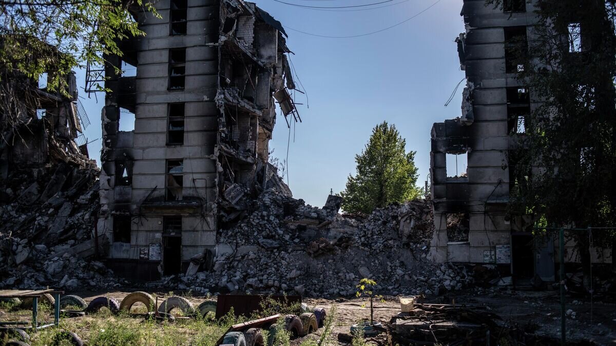    Разрушенный дом на одной из улиц в Северодонецке© РИА Новости / Валерий Мельников