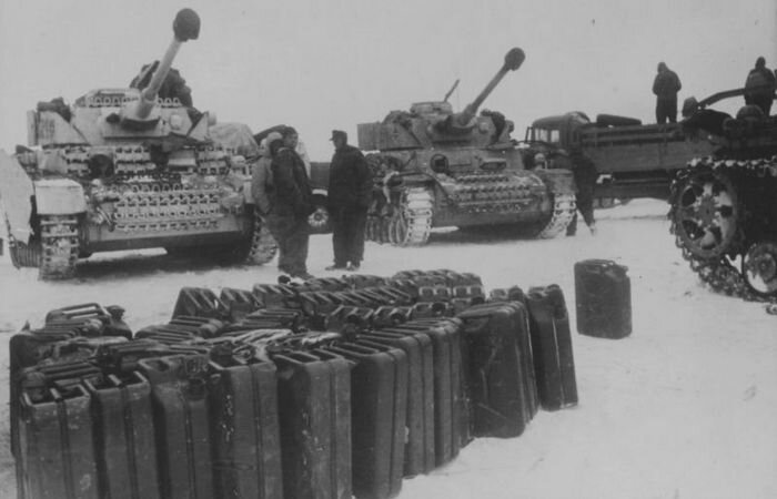  В годы Второй мировой войны на бензине ездили отнюдь не только немецкие танки. Бензиновые двигатели на тот момент стояли практически во всей бронетехнике западных демократий.