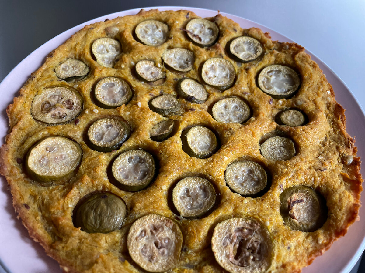 Пирог из муки зеленой гречки с тыквой и фейхоа