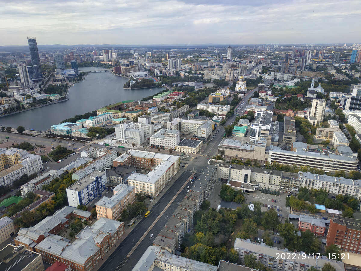 Вид на Екатеринбург  - смотровая площадка башни Высоцкий