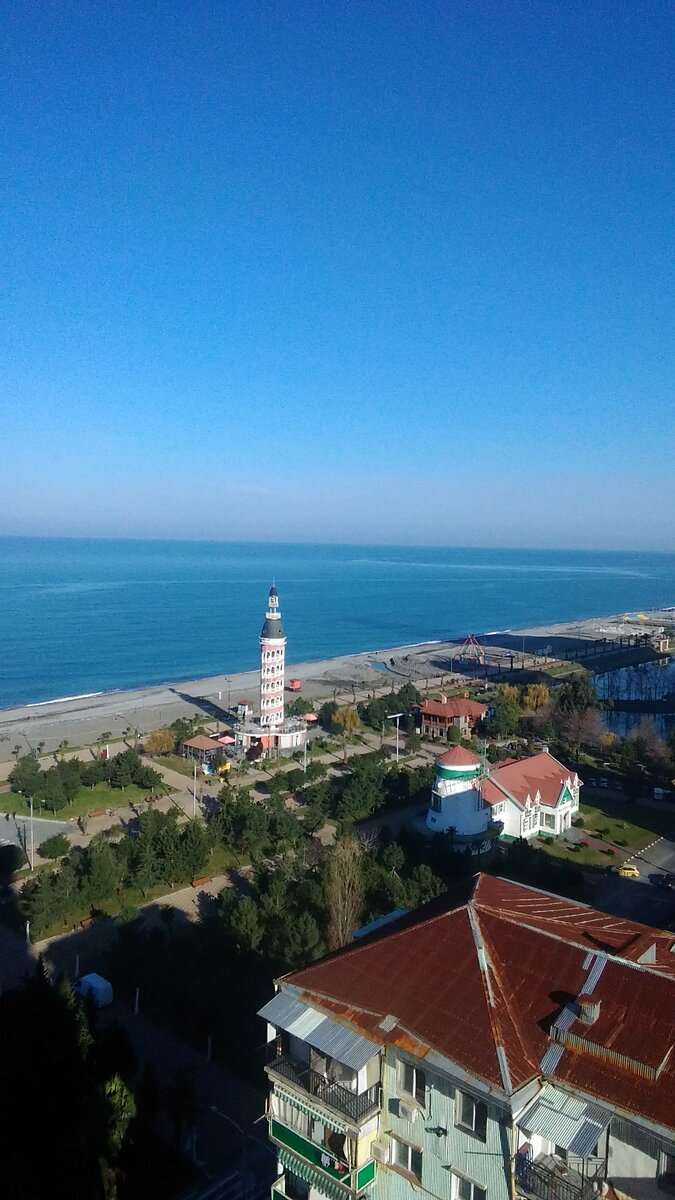 Вид из окна. Батуми. Январь 2019. Здесь и красота моря, архитектуры и суровая реальность жизни. 