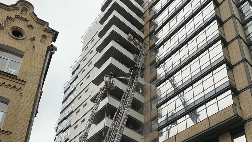    Тушение пожара в административном здании ан улице Академика Сахарова в Москве ©Пресс-служба ГУ МЧС России по Москве