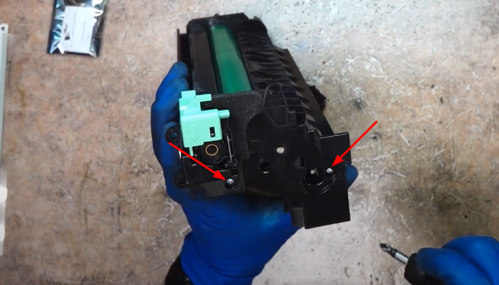 Фото 38. Снимаем две шестерни, указанные стрелками