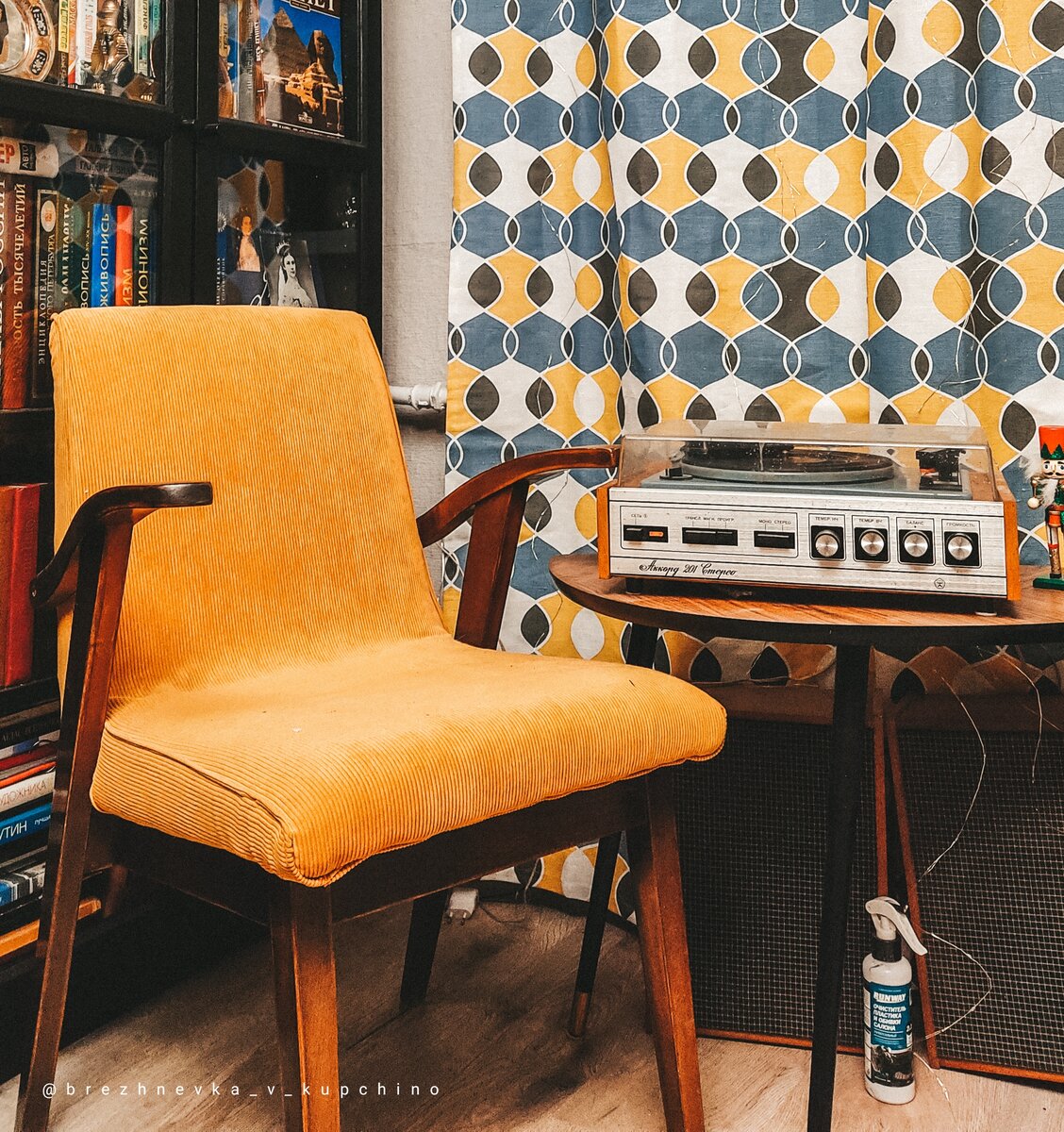 Польское рабочее кресло 300-123, дизайнер Mieczslaw Puchala. Фото автора.