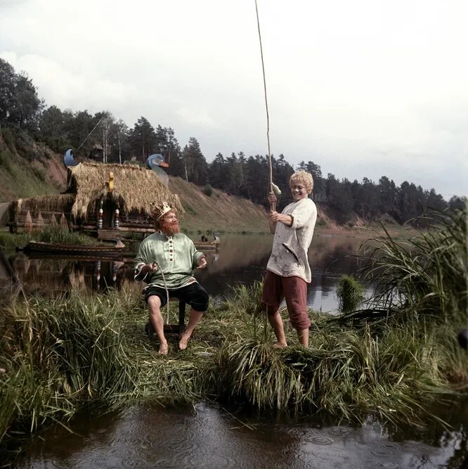 «Марья-искусница», «Морозко», «Огонь, вода и... медные трубы», «Варвара-краса, длинная коса» — все эти сказки обожали советские дети, а артисты, сыгравшие в этих лентах, стали поистине народными.-8