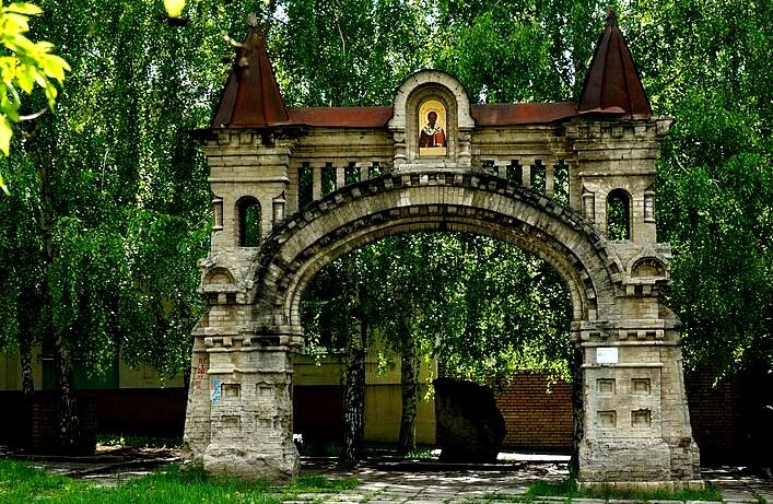 Главные входные монастырские ворота имеют симметричную уравновешенную и гармоничную  композицию, отличающуюся разнообразием деталировки и декора