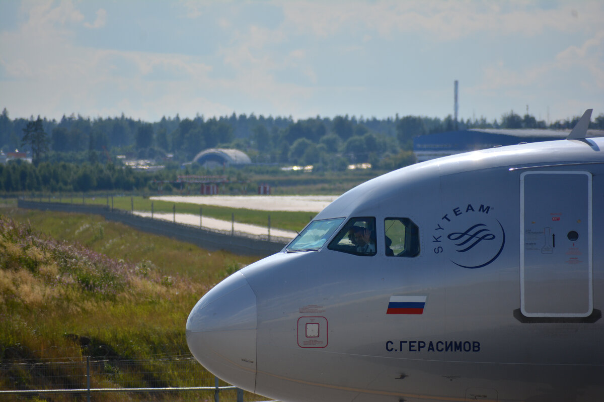 Пилот самолёта Аэрофлот А320 производства компании Airbus "С. Герасимов" машет рукой и в хорошем настроении.