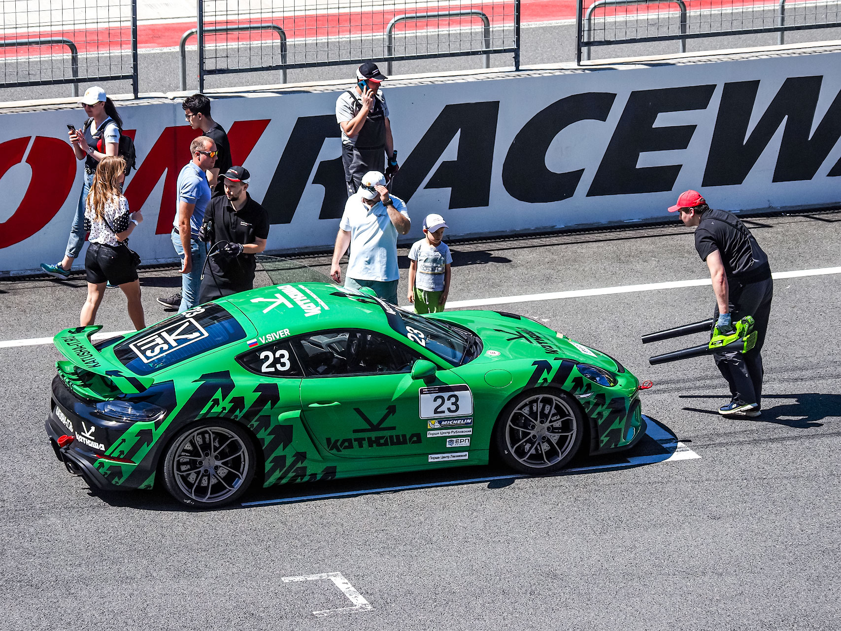 И зрелищно, и бесплатно, но зрители все равно по домам сидят. Посетил Porsche Challenge на Moscow Race Way5