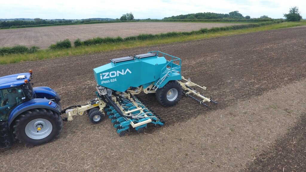 Новая сеялка Izona iPass 624 в работе