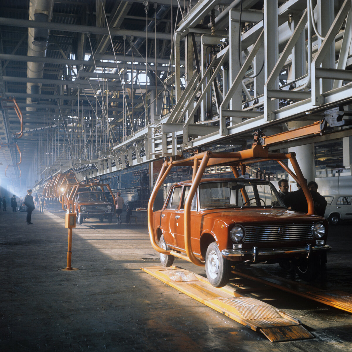 Автомобильная промышленность ссср 1945 1991 гг заводы. Волжский автозавод ВАЗ-2101. ВАЗ 2101 zavod. ВАЗ 2101 конвейер ВАЗ. ВАЗ 2101 С завода.