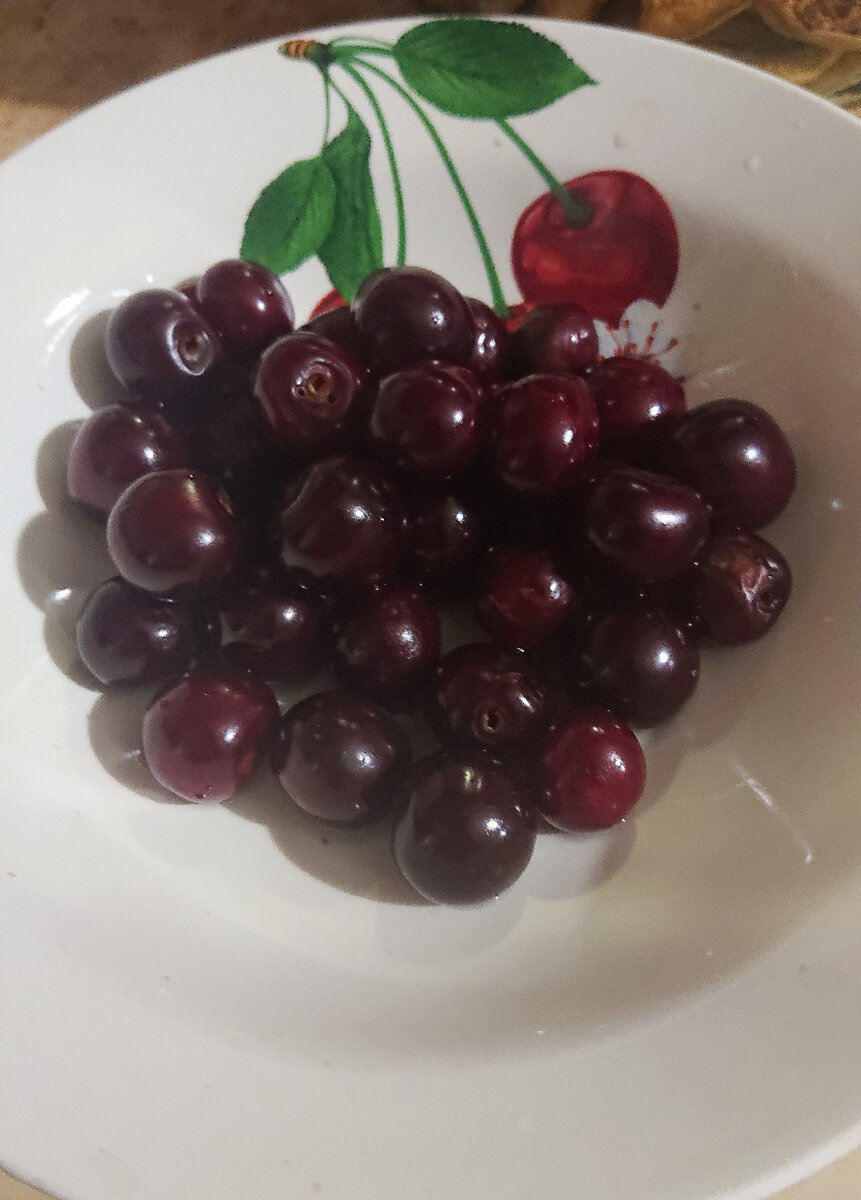 Лучше использовать свежую вишню. 