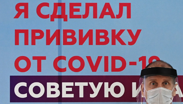 Человек на рекламе явно напуган. Он точно советует добровольно?