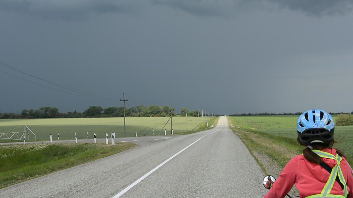 Тучи со всех сторон подступали к нам