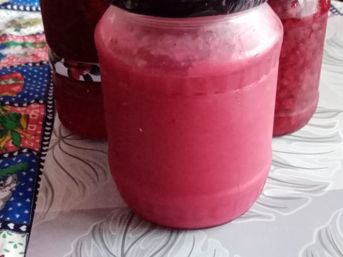 На переднем плане смородина с бананом, ща ней желе и варенье.