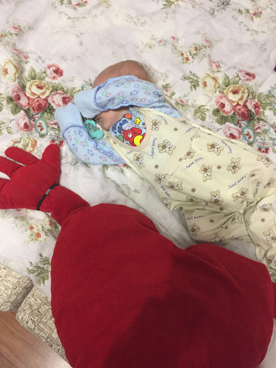 Спит кроха.