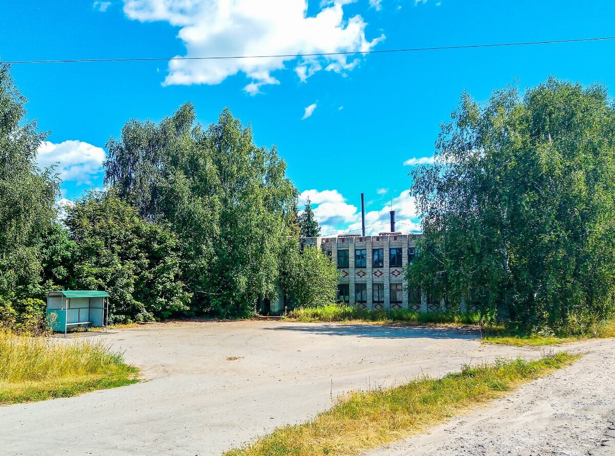 ,Здание правления бывшего нашего колхоза "Рассвет"Это ещё в хорошем состоянии.
