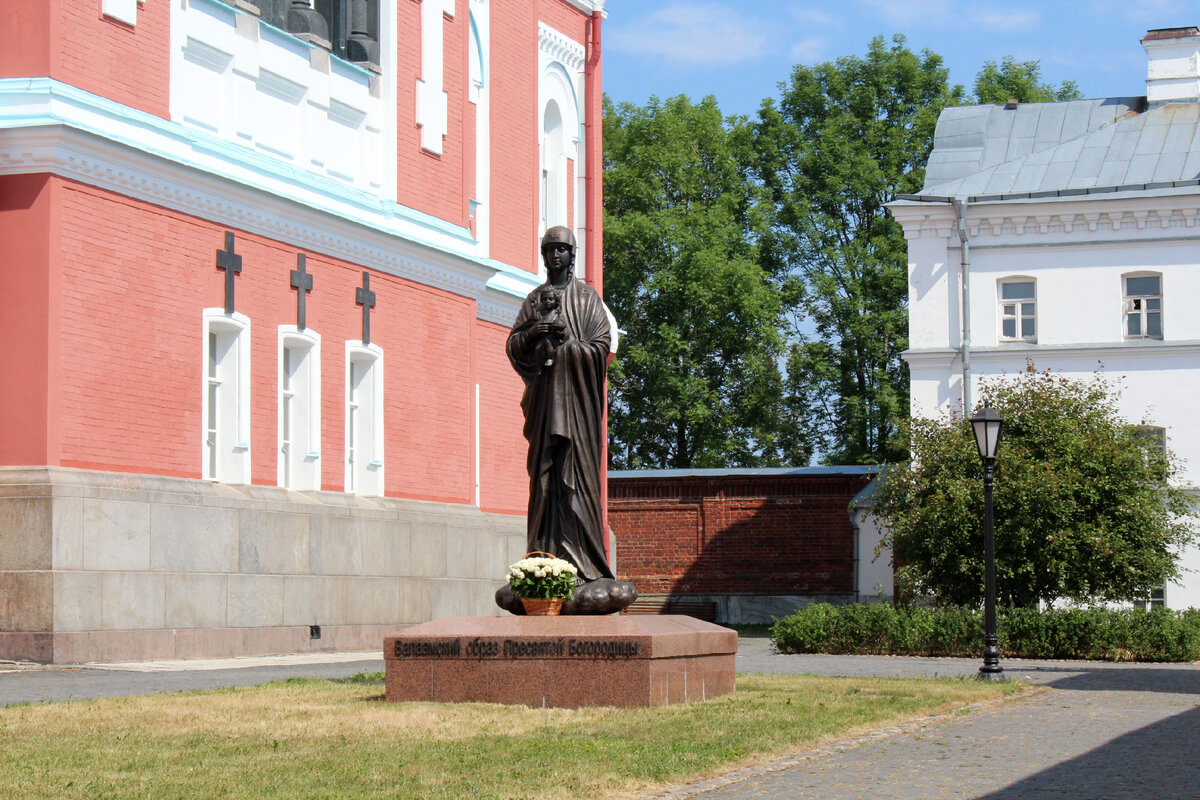 Валаам центральная усадьба. Скульптура на пути к Никольскому скиту.