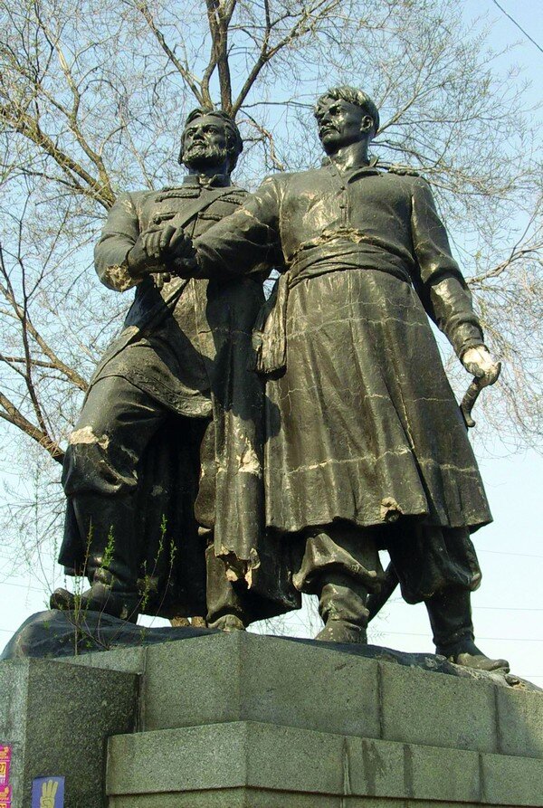 Вспоминая о всемирно-историческом значении Переяславской Рады, в первую очередь имеют ввиду, что этим историческим событием положено начало восстановлению единства восточнославянской цивилизации, разрушенной во времена нашествия Батыя. И в то же время в общественном сознании господствует стереотип, что в 1654 году произошло воссоединение Украины с Россией.
При этом в том же общественном сознании Украина понимается как территория Украинской ССР и ее наследницы — нынешней Украины. Между тем, если непредвзято взглянуть на вещи, то сразу становится видна несостоятельность такой точки зрения — ведь на Переяславской Раде в состав русского государства вошли лишь земли, контролируемые Богданом Хмельницким. Как-то было забыто, что во время Переяславской Рады Богдану Хмельницкому были подвластны только некоторые части территорий нынешних Полтавской, Сумской, Киевской и Черниговской областей, что составляло 10-12% нынешней территории Украины. Вся остальная ее территория — это плоды побед российского оружия, искусства российской дипломатии и… подарки «старшего брата».