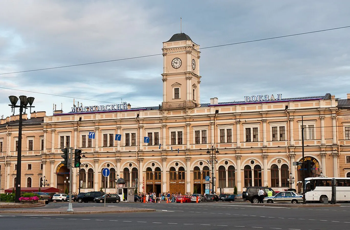 Московский вокзал санкт. Московский вокзал Санкт-Петербург. Тон Московский вокзал в Петербурге. Питер Московский Николаевский вокзал. ЖД вокзал Санкт-Петербург Московский вокзал.