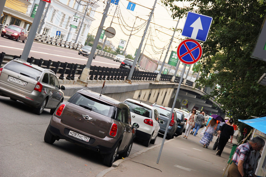 Остановка в неположенном месте штраф. Парковка автомобилей запрещена. Остановка и стоянка транспортных средств. Нарушение правил парковки в парковочной зоне. Парковка в неположенных местах знак.