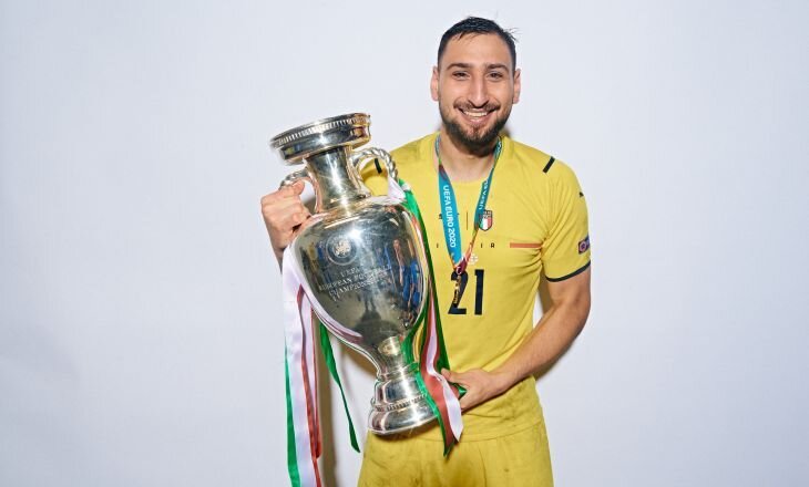 Джанлуиджи Доннарумма с кубком Чемпионата Европы