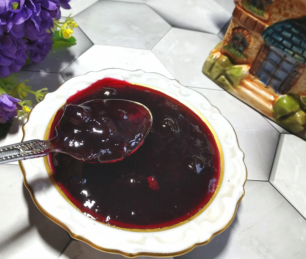 Давно узнала от свекрови старый рецепт варенья-желе из смородины и ничего в нем не меняла(вкуснятина-нежное желе, цельные ягоды)