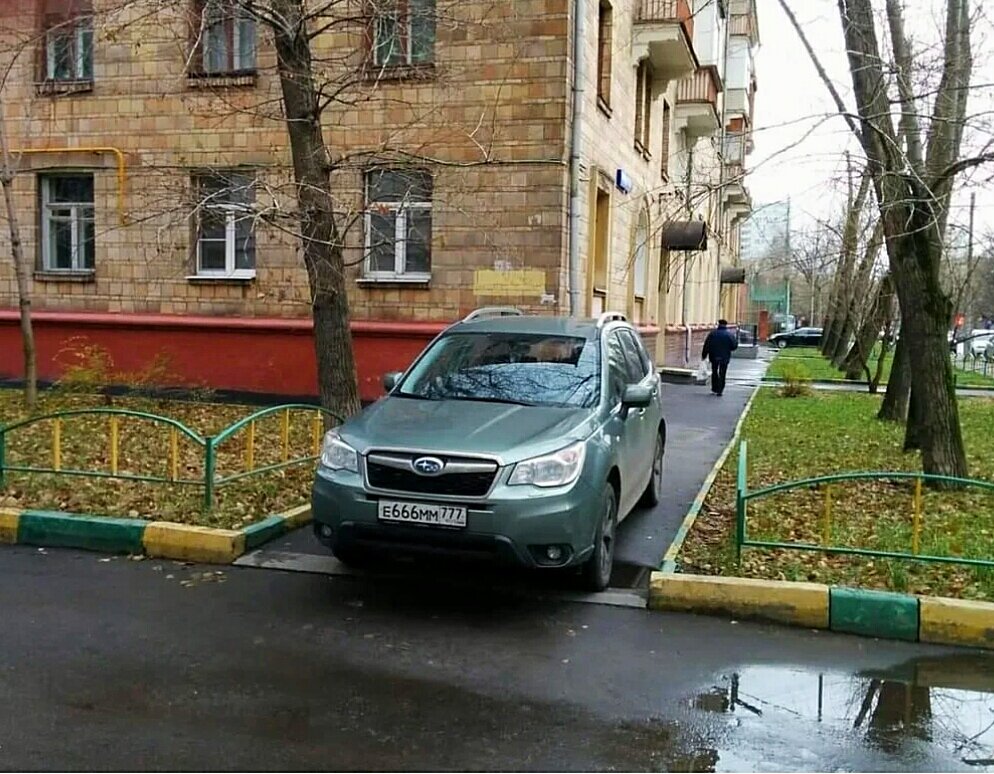 Неправа сейчас. Домовой Невский парковка.