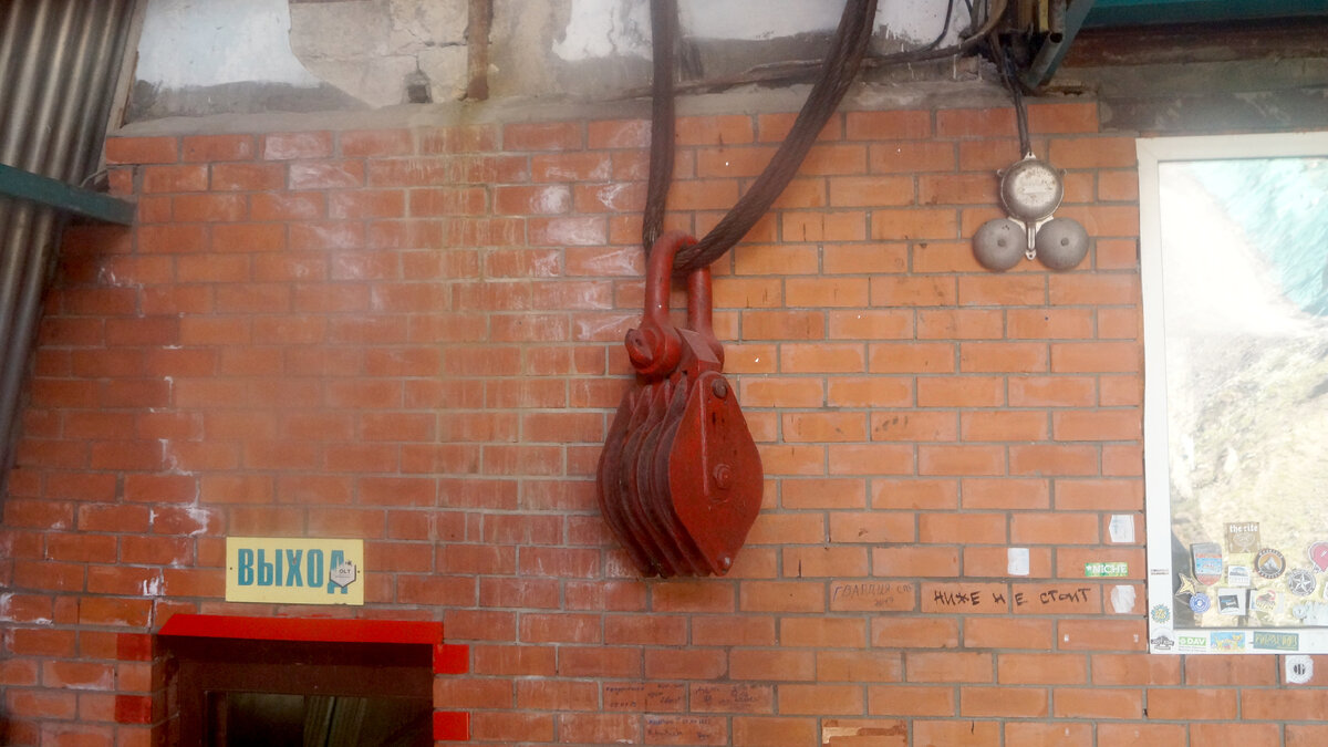 Даже трос для натяжки троса вызывает уважение. 