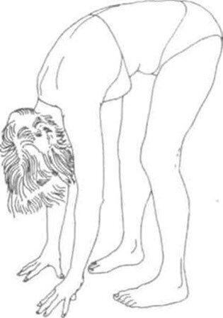 Встаньте, расставив стопы на расстояние около 25 сантиметров и развернув мыски вовнутрь так, чтобы слегка потянуть ягодичные мышцы. Наклонитесь вперед и коснитесь пола пальцами обеих рук, как показано на рисунке.