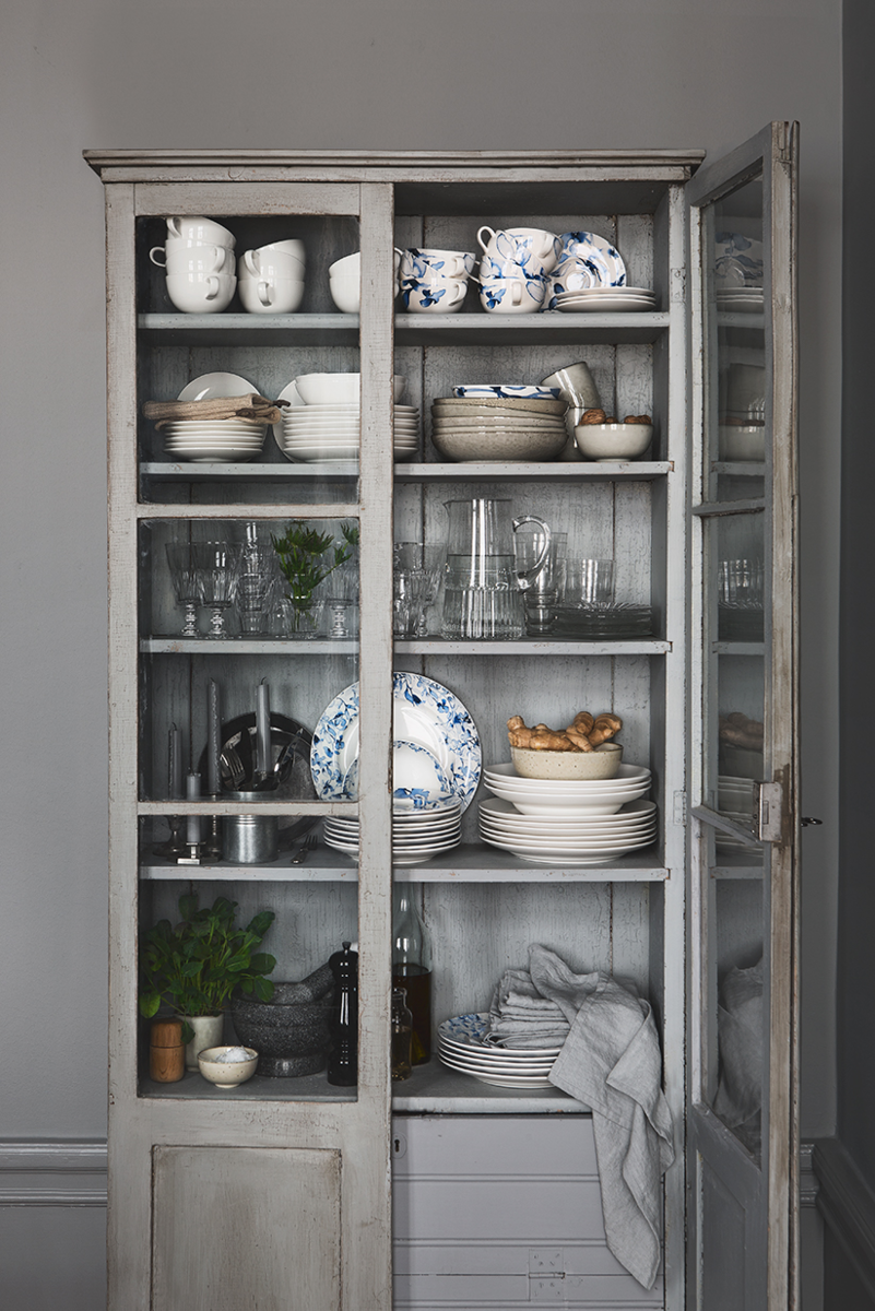 Metal shelves store two glass cabinets. Шкаф-витрина pbc-10. Хофф шкаф витрина для посуды. Шкаф верди сервант 314 со стеклом. Витрина со стеклом на кухню.