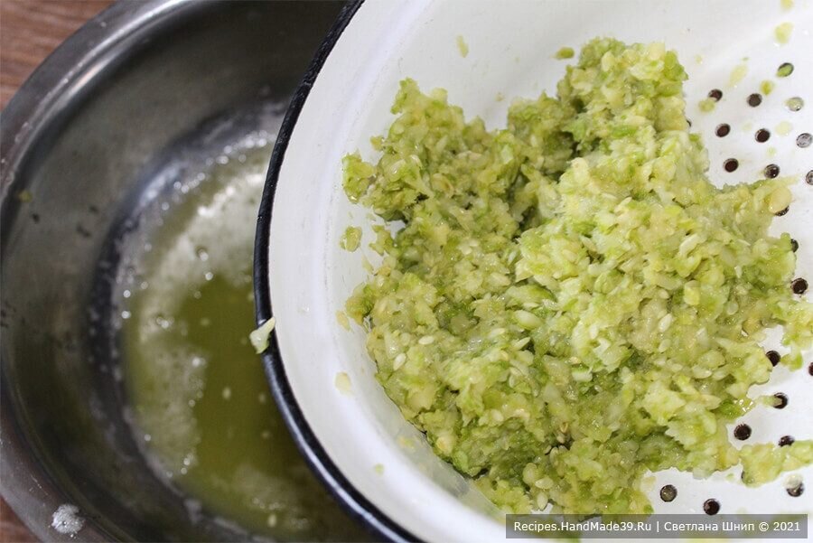 Тёртые кабачки - убираем лишний сок