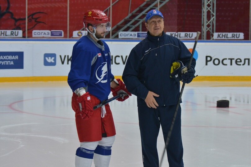 Никита Кучеров со своим детским тренером Геннадием Курдиным.