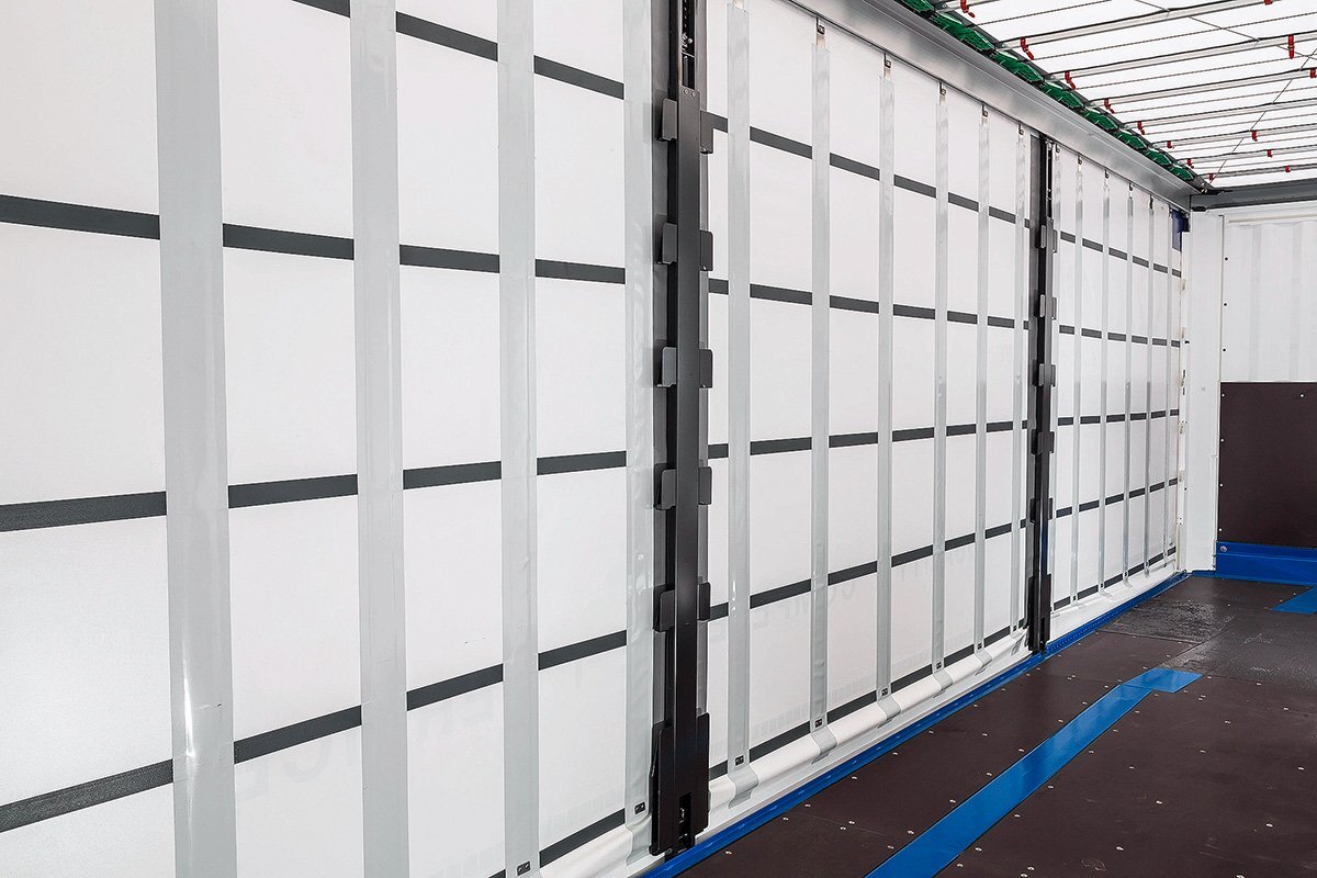 Модели отвечают международным правилам перевозок, предлагая свои шторные полуприцепы с усиленным тентом.