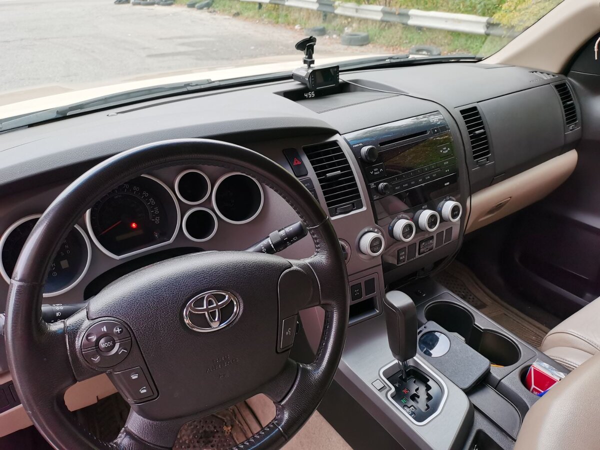 Руль. Небольшого размера, регулируется в двух плоскостях...