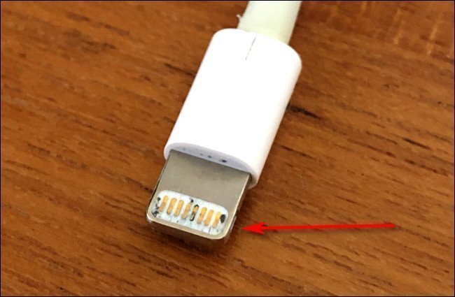 Почему зарядка не держится. Разъем Лайтинг iphone внутри. Как почистить провод от зарядки айфона. Зарядник для айфона провод. Как почистить зарядку от айфона.