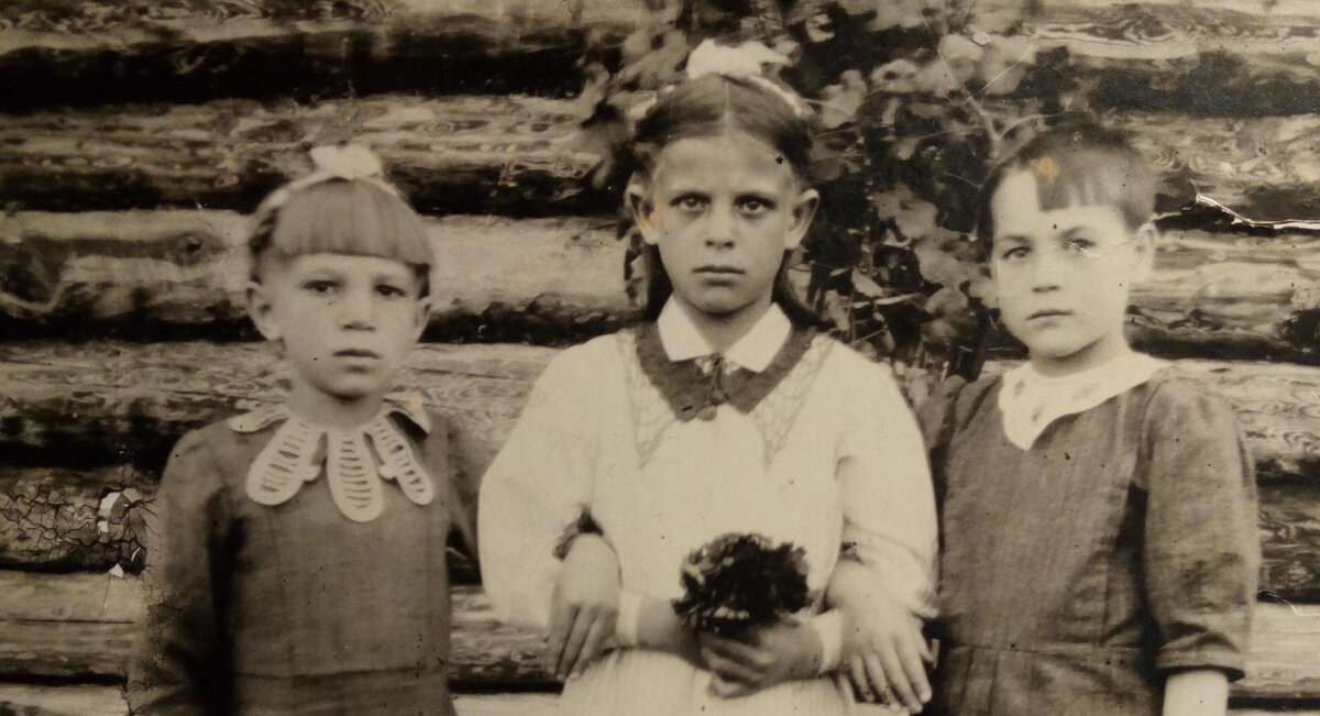 Мама (в центре) второклассница. Фото из семейного архива