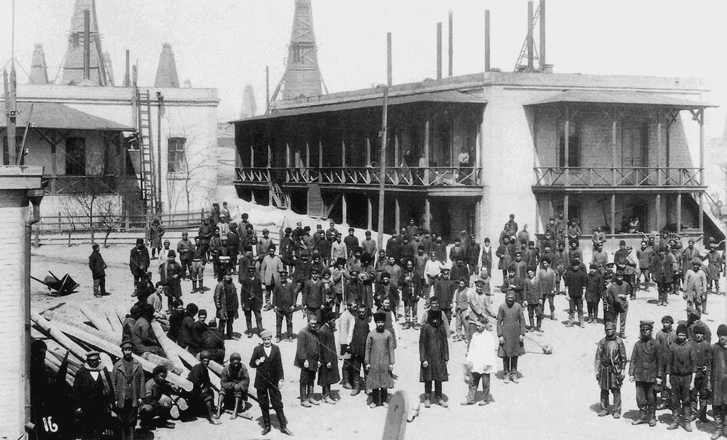 Рабочие предприятия «Товарищества нефтяного производства братьев Нобель» в Баку.