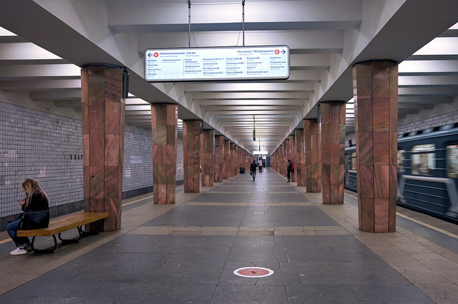 Московский попросить. Как выглядит метро в Москве. Молельная комната в метро Москвы. Мусульмане в метро Москвы.