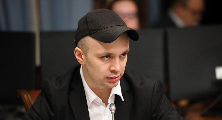 Россия действительно готова к отключению от глобального интернета со стороны инфраструктуры, но проблема импортозамещения до сих пор не решена, и именно она делает РФ уязвимой, уверен директор Ассоциации профессиональных пользователей социальных сетей и мессенджеров (АППСИМ) Владимир Зыков.