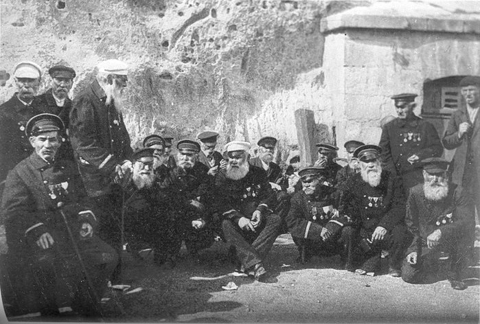 Здравствуйте, мои дорогие. История это очень важная часть нашей жизни... прожили день и он уже история... наша маленькая история, его не вернешь, а через какое-то время можно и забыть.-2